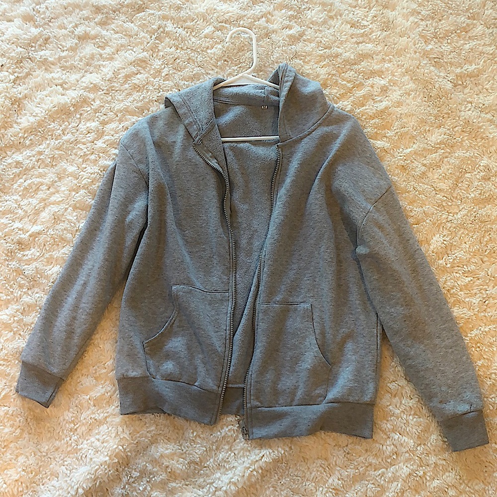 Grey zip up hoddie🌟